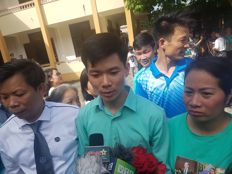 Bác sĩ Hoàng Công Lương ôm hoa nói về việc HĐXX trả hồ sơ