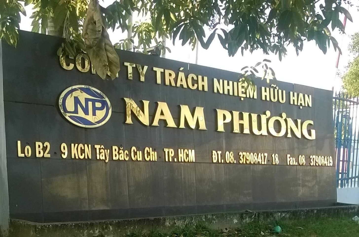 Tiêu dùng & Dư luận - Nghi Giám đốc bỏ trốn, công nhân mắc võng “gác”, bế con trước cửa công ty (Hình 2).