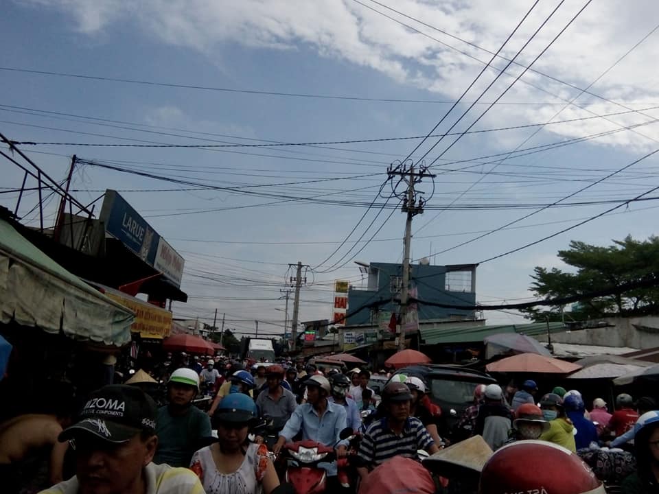 Va chạm với container, ô tô quay ngược đầu, tài xế thoát chết trong gang tấc (Hình 5).