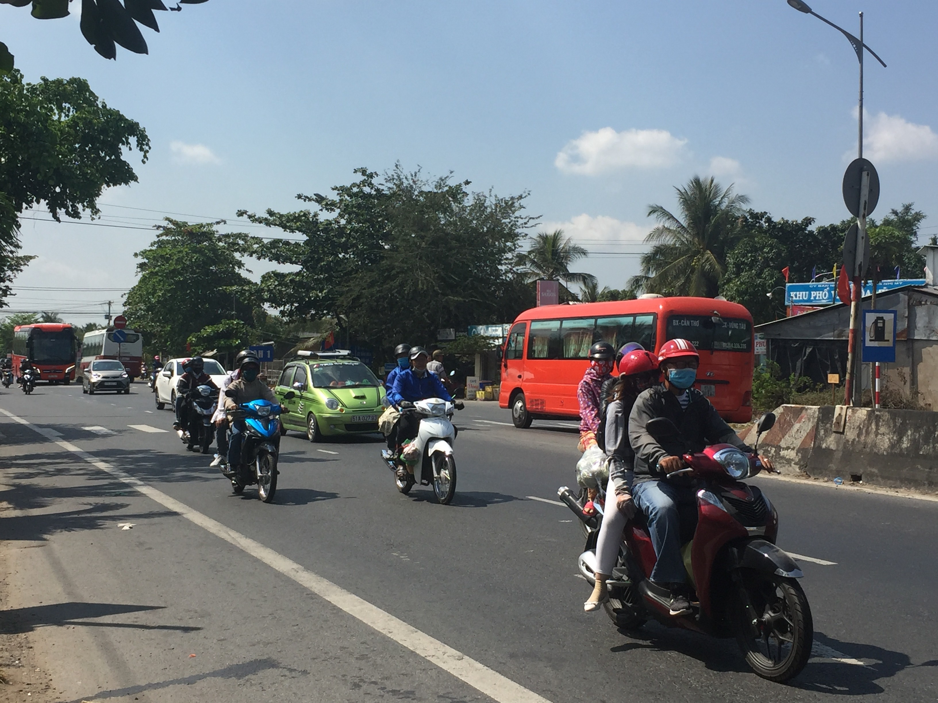 Tin nhanh - Lượng người đổ về TP.HCM đ&atilde; bắt đầu đ&ocirc;ng (H&igrave;nh 2).