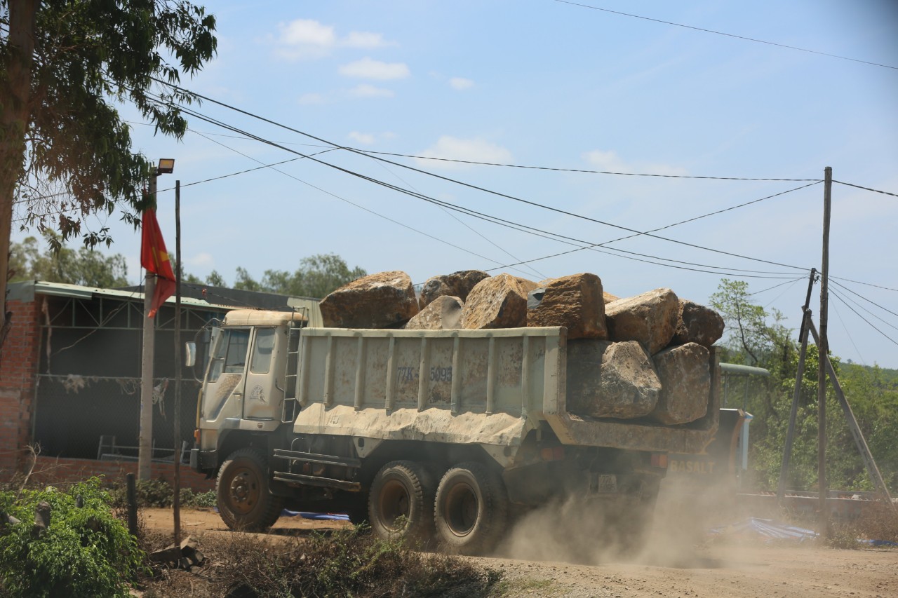 Môi trường - Gia Lai: Cận cảnh mỏ đá khổng lồ gây ô nhiễm môi trường (Hình 5).