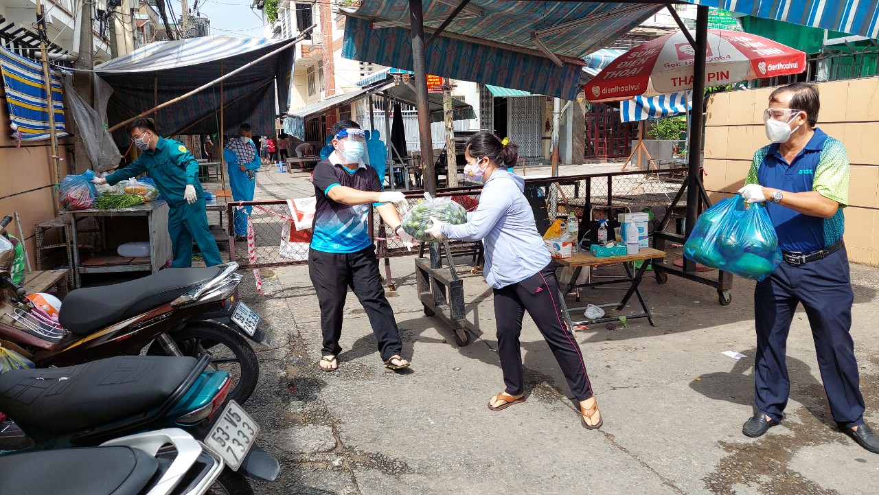 Dân sinh - Bếp ăn 0 đồng sáng lửa trong tâm dịch căng thẳng (Hình 4).