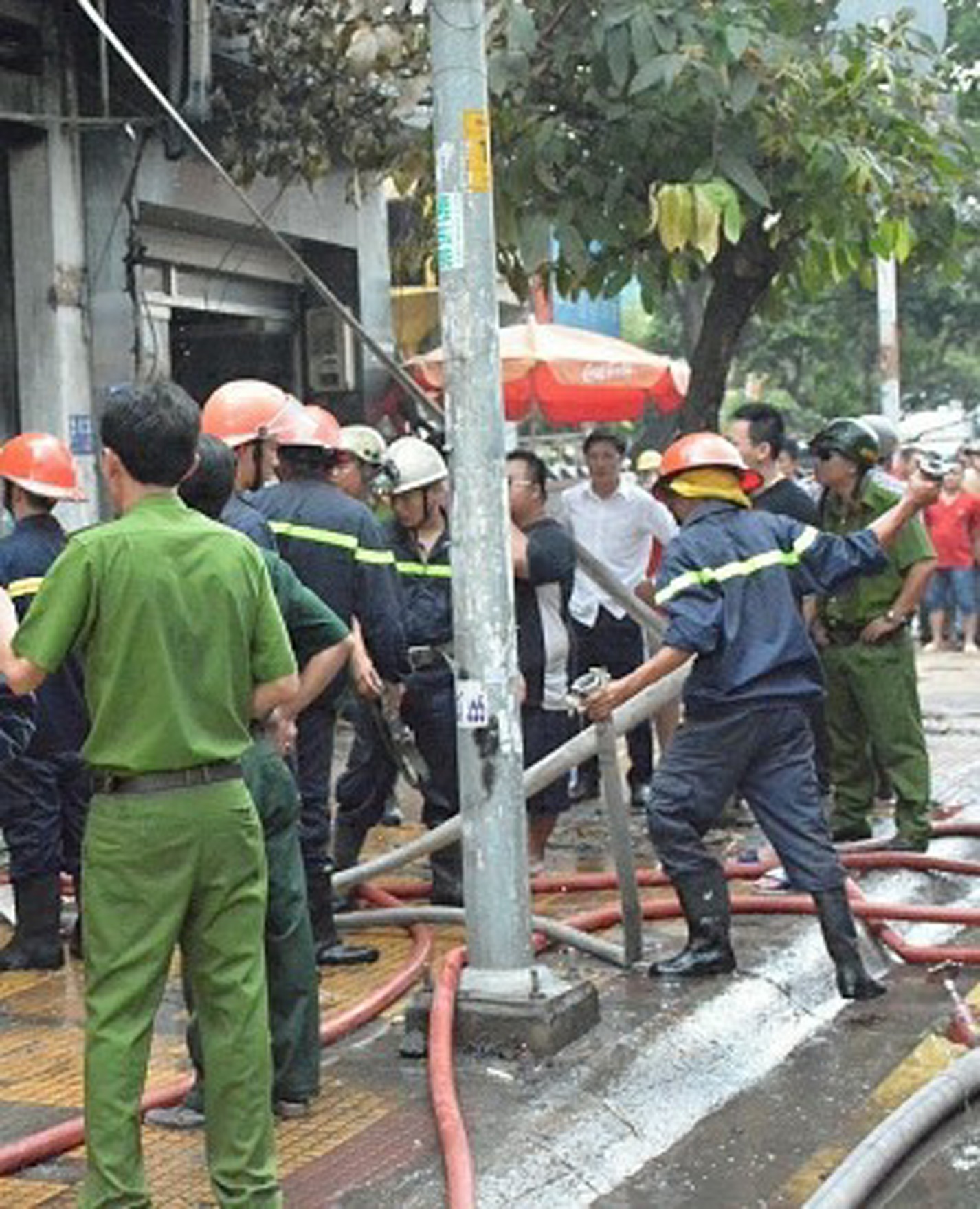 Xã hội - TP.HCM: Cháy cửa hàng sơn, 1 người chết, 2 bỏng nặng