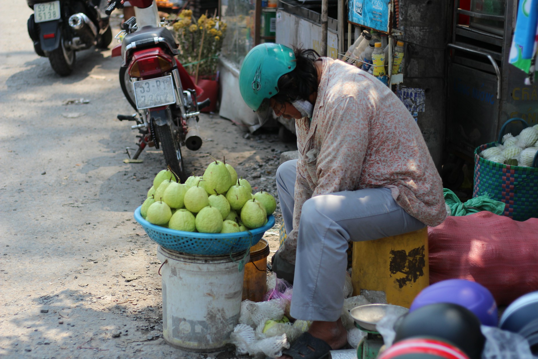 Cô K. vẫn phải bán hàng trên con kênh để kiếm sống qua ngày.