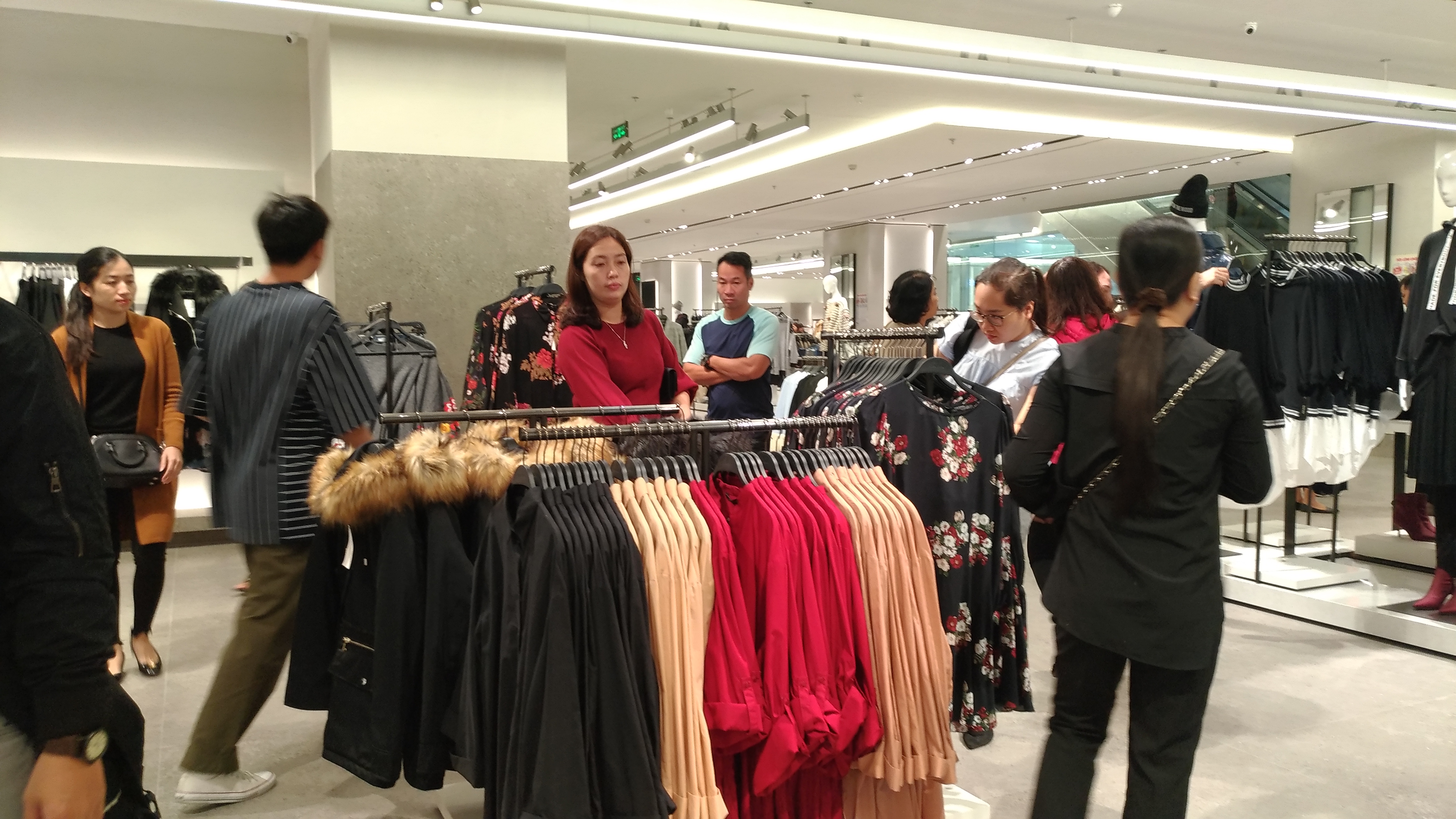 Đời sống - Zara, H&M 'đổ bộ' thị trường Việt: “Cơn sốt” thương hiệu nước ngoài  (Hình 3).