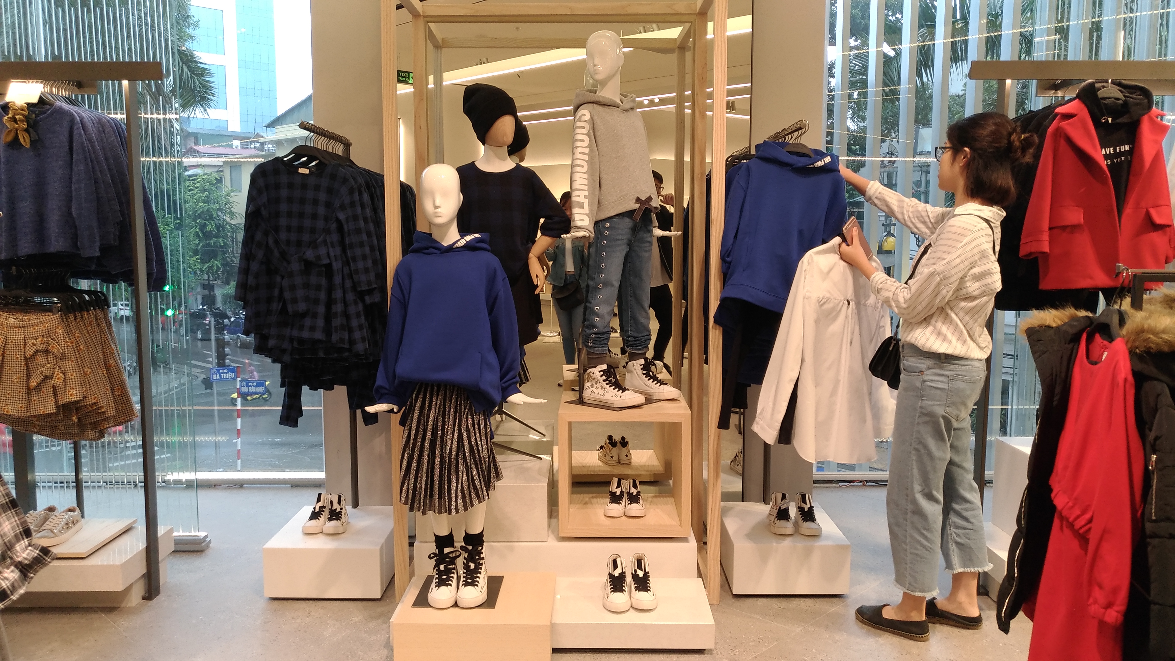 Đời sống - Zara, H&M 'đổ bộ' thị trường Việt: “Cơn sốt” thương hiệu nước ngoài  (Hình 6).