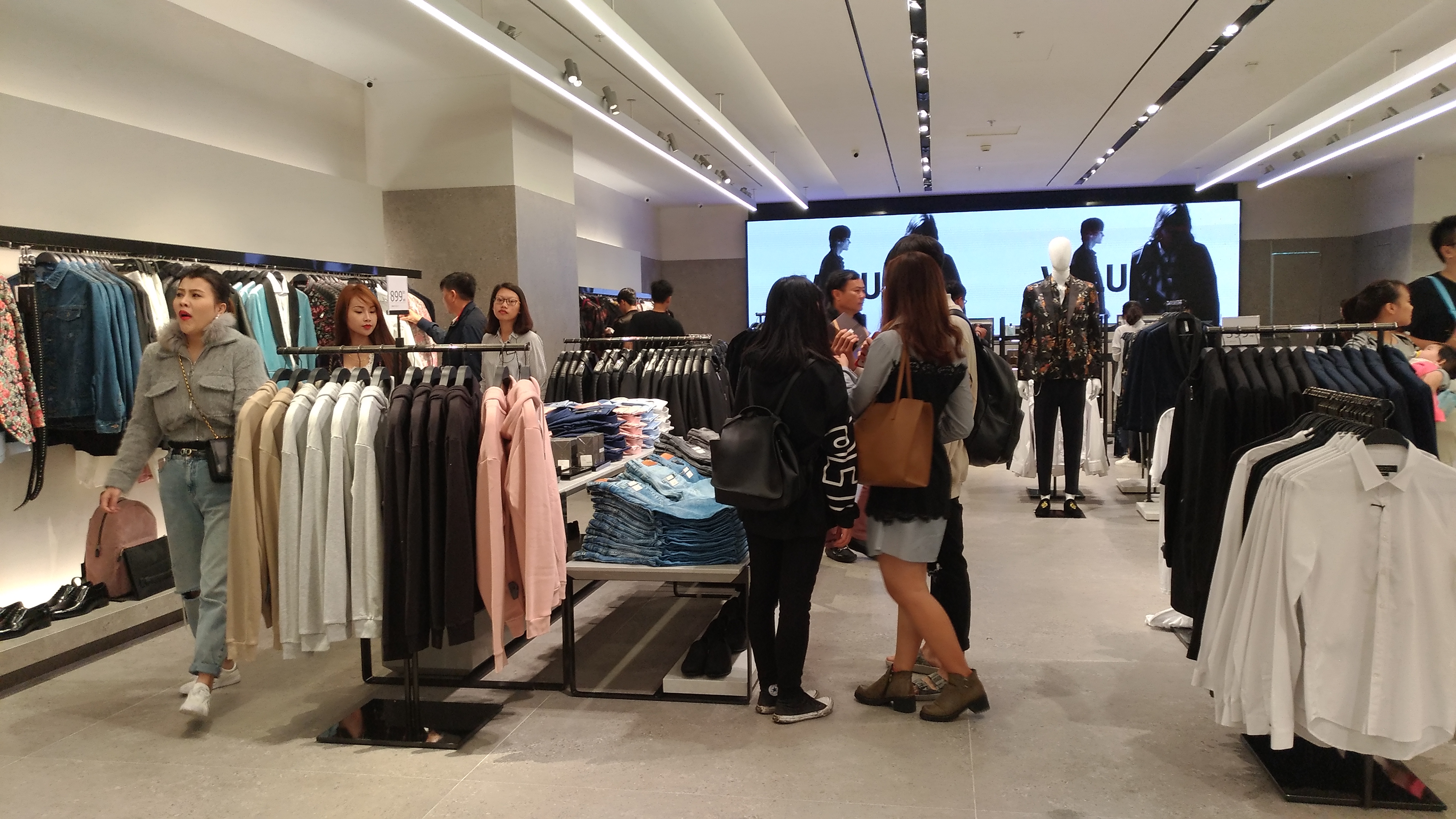 Đời sống - Zara, H&M 'đổ bộ' thị trường Việt: “Cơn sốt” thương hiệu nước ngoài  (Hình 5).