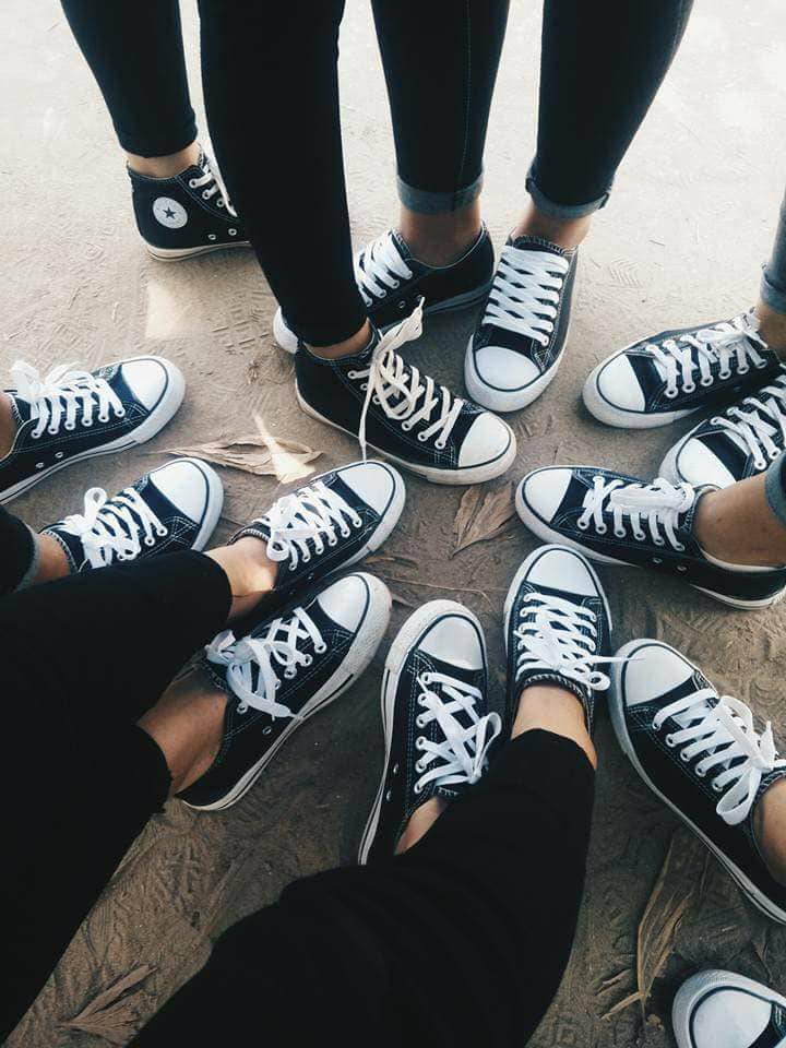 Các nhãn giày được các bạn học sinh yêu thích nhất chính là Converse, Vans… hoặc đơn giản chỉ là Thượng Đỉnh. Bởi Vans và Converse là những loại giày với giá phổ thông và hợp với túi tiền của các bạn học sinh - sinh viên. 