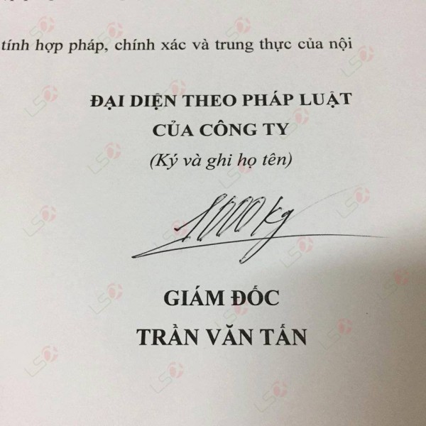 Trào lưu này bắt nguồn từ bài đăng của 1 bạn trẻ khoe chữ kí của sếp có tên Tấn được ông kí tên là 1.000kg. Từ đó nhiều người “bung lụa”, khoe những chữ ký độc.