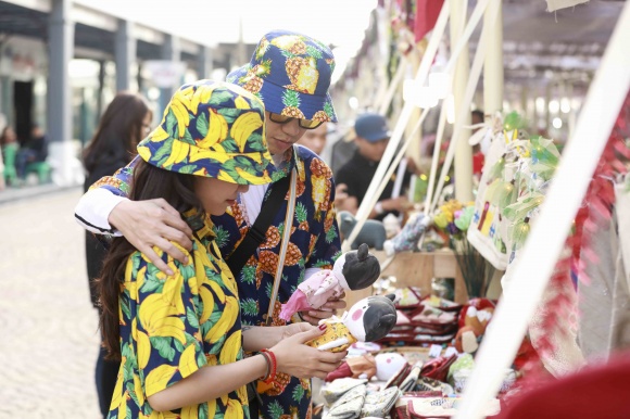 Lý Phương Châu chia sẻ: “Chuyến đi đến Đà Nẵng lần này vừa kết hợp trải nghiệm những hoạt động độc đáo và mới mẻ, vừa là dịp để Châu đưa bé Kỳ Kỳ và gia đình Châu đi nghỉ xả hơi, đón năm mới 2018