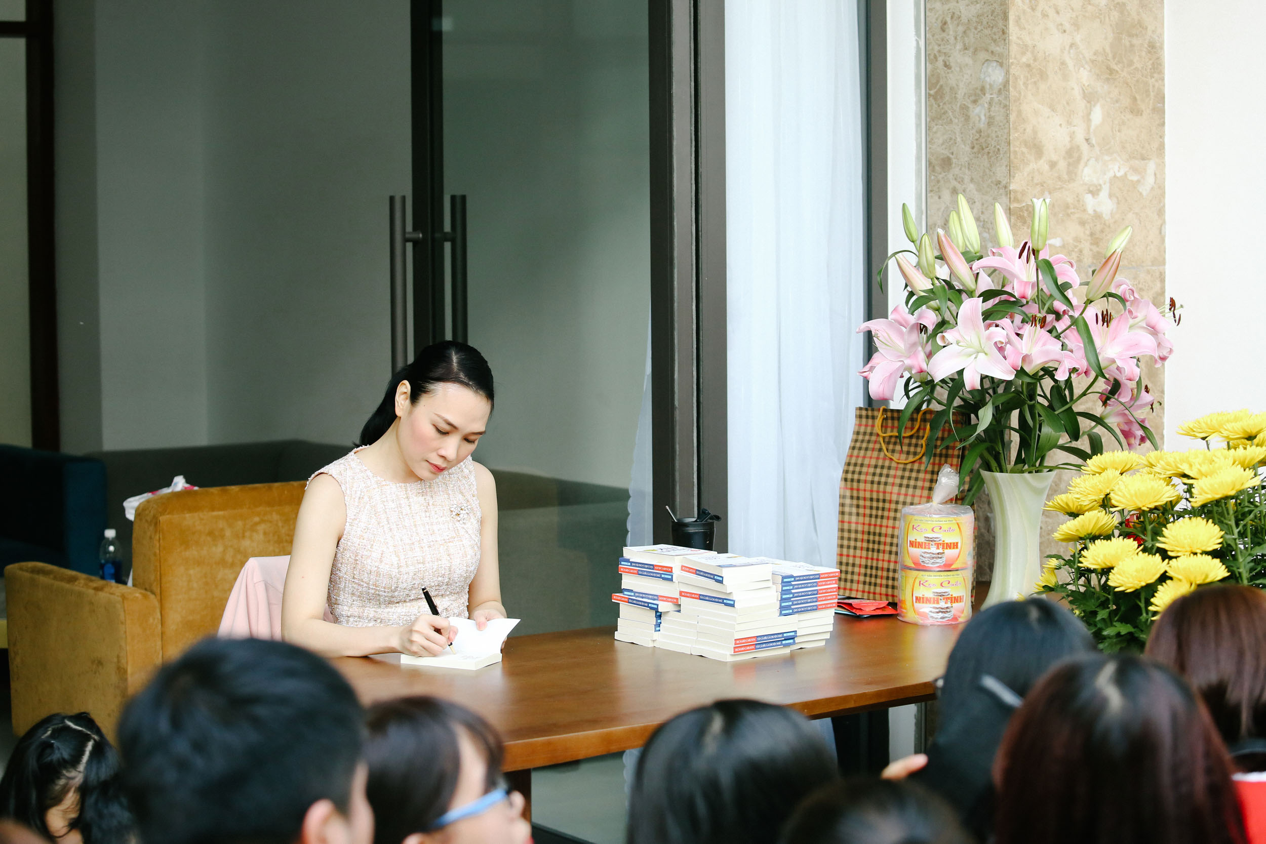 Ngôi sao - Mỹ Tâm lì xì đầu năm người hâm mộ bằng sách