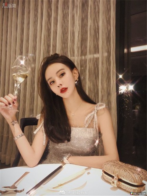 Hotgirl lộ mặt mộc trong lúc livestream khiến fan thất vọng