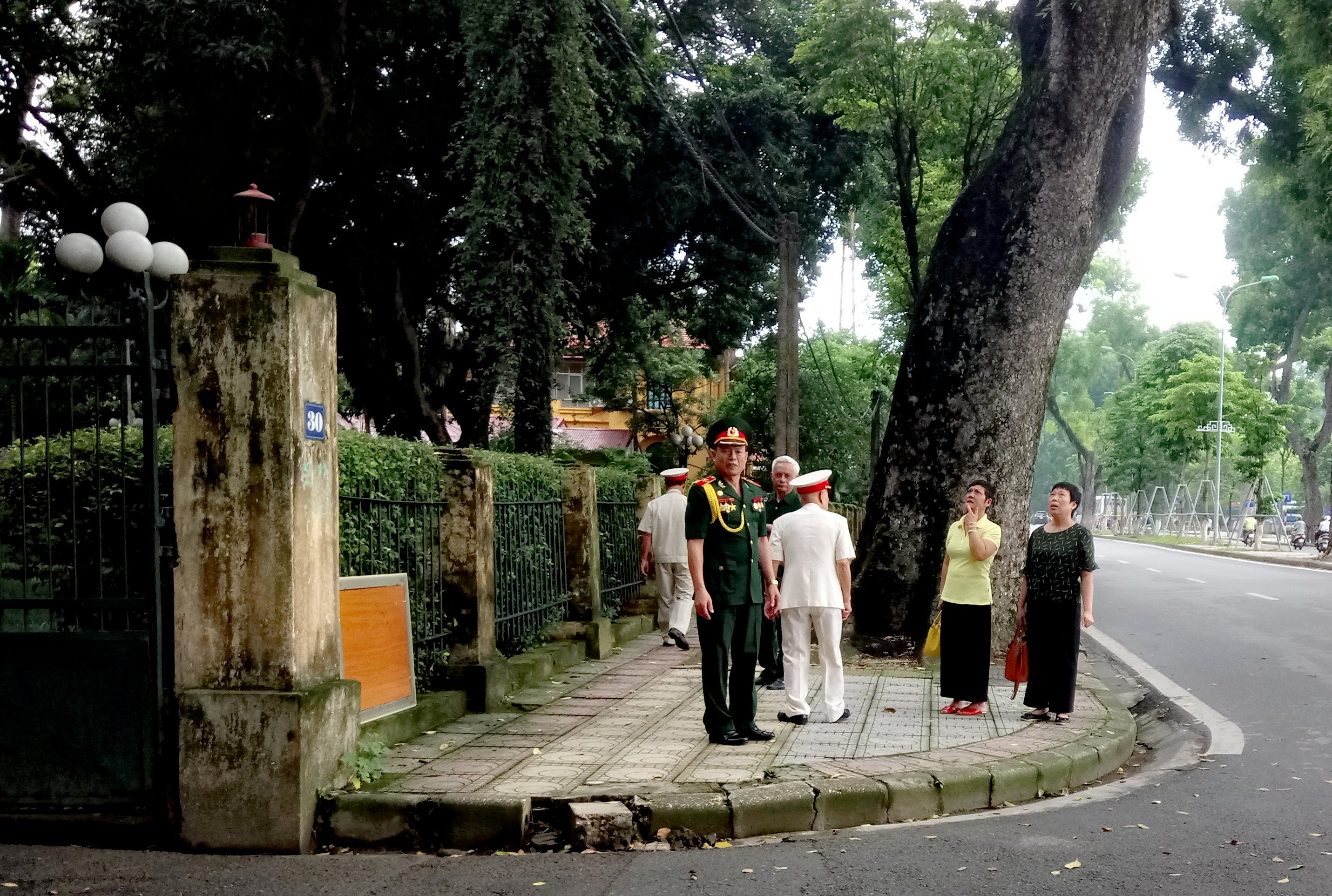 Văn hoá - Người dân dâng hương, hoa tưởng nhớ Đại tướng trong ngày sinh nhật