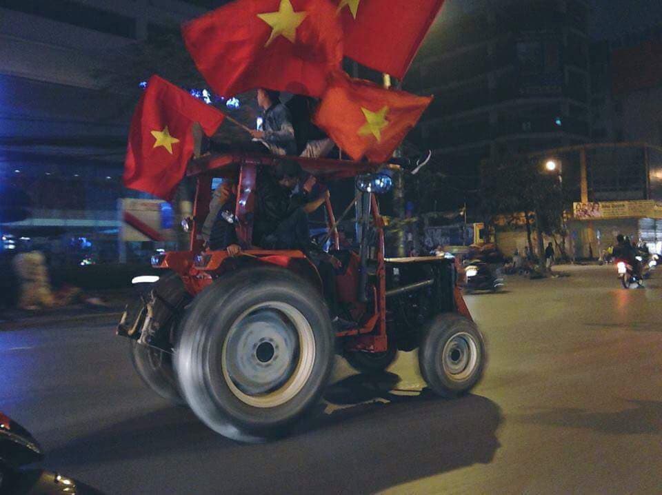 Tin nhanh - Toàn cảnh người dân ăn mừng Olympic Việt Nam vào bán kết ASIAD 2018 (Hình 5).