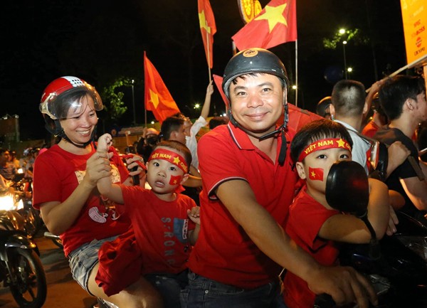 Tin nhanh - Toàn cảnh người dân ăn mừng Olympic Việt Nam vào bán kết ASIAD 2018 (Hình 10).