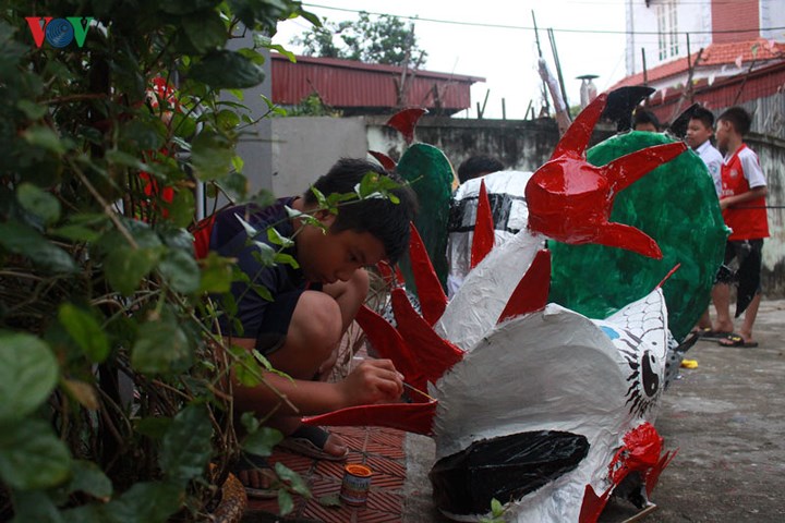 Dân sinh - Cứ đến Trung thu, từ già đến trẻ ngôi làng này bắt tay làm đầu múa sư tử (Hình 2).