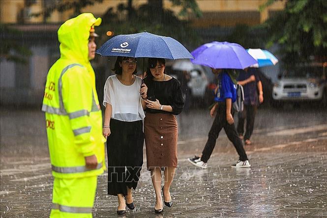 Mặc cơn mưa lớn, người dân Thủ đô vẫn tới Nhà tang lễ quốc gia, số 5 Trần Thánh Tông (Hà Nội) để viếng Chủ tịch nước Trần Đại Quang.