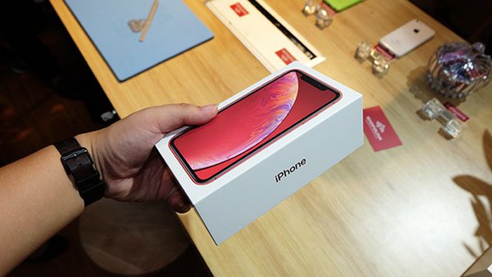 Sáng 26/10, những chiếc iPhone Xr đầu tiên bắt đầu được các cửa hàng tại Việt Nam nhập về theo đường xách tay từ Singapore.