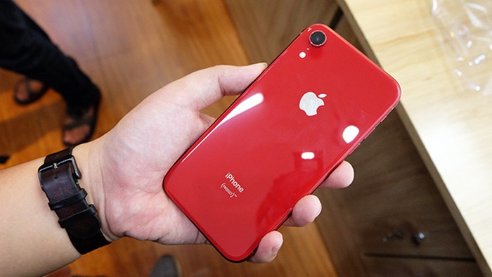 Điểm khác biệt nhất giữa iPhone Xr và iPhone Xs nằm ở màu sắc. iPhone Xr có 6 phiên bản màu sắc bao gồm trắng, đen, cam, xanh, đỏ và vàng. 