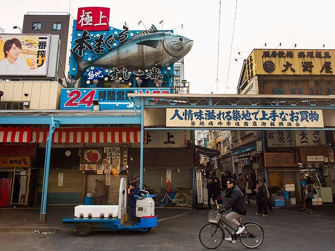 Tsukiji được thành lập vào năm 1935, nhưng truyền thống chợ cá bên sông bắt đầu từ thế kỷ 16. Tướng quân Leyasu cho ngư dân quyền đánh bắt cá với điều kiện là họ cung cấp thức ăn cho Thành Edo. Những ngư dân thời đó bán chỗ cá còn lại tại chợ gần sông.