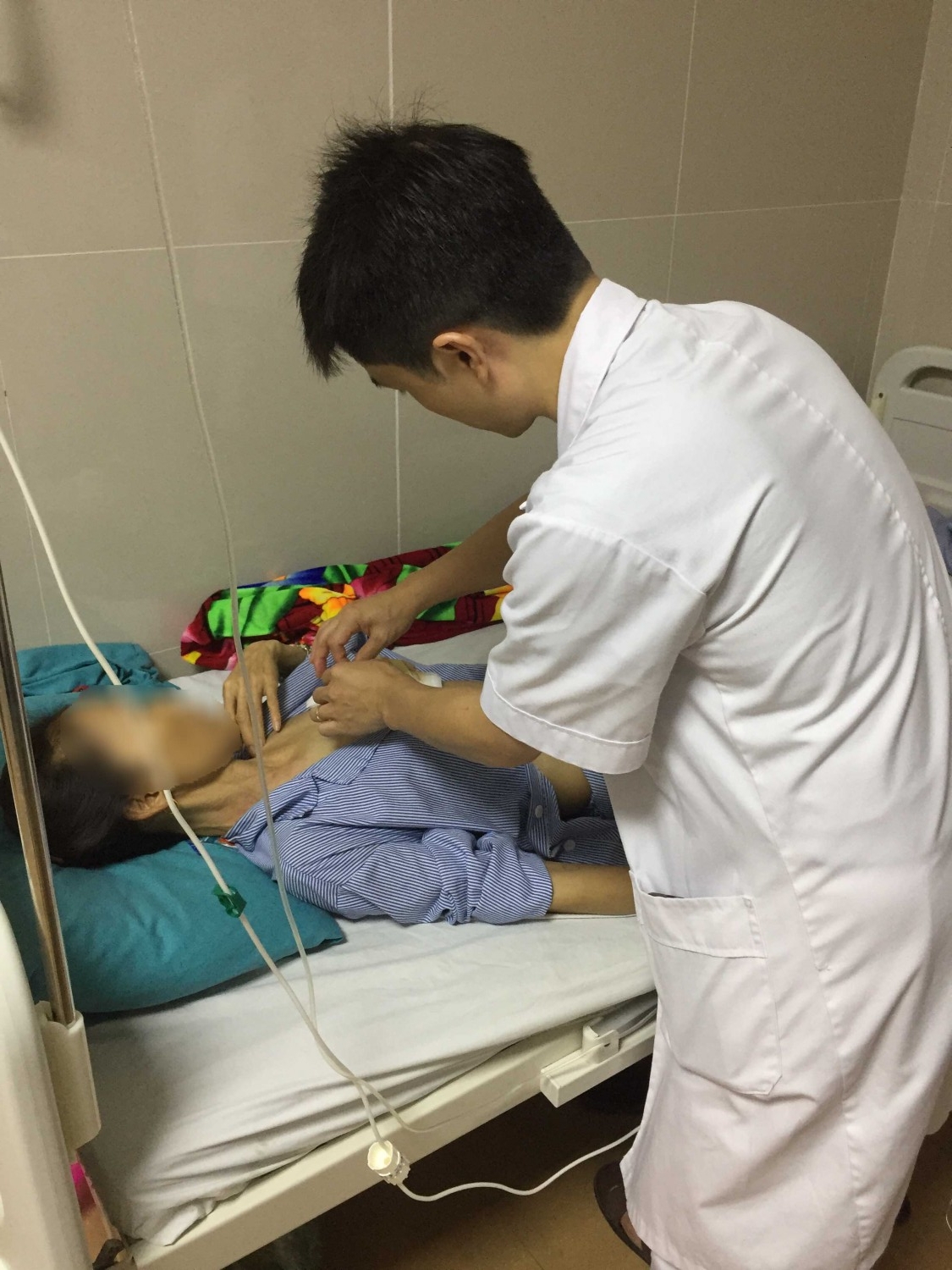 Sức khỏe - Tự điều trị bằng thuốc nam, bệnh nhân 47 tuổi vỡ khối u vú, hoại tử
