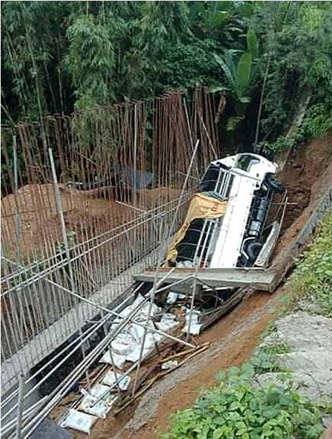 Tiêu điểm - Nguyên nhân xe tải chở hơn 40 người lao xuống khe núi khiến 19 người Phillipines thiệt mạng