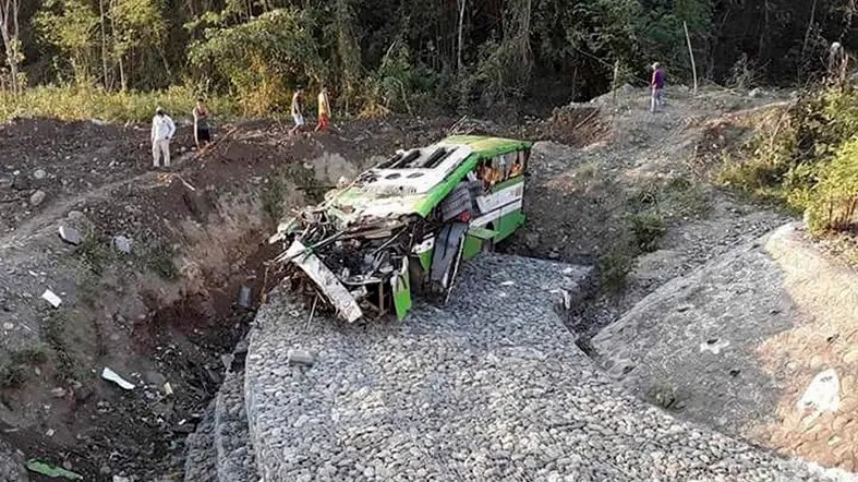 Tiêu điểm - Nguyên nhân xe tải chở hơn 40 người lao xuống khe núi khiến 19 người Phillipines thiệt mạng (Hình 2).