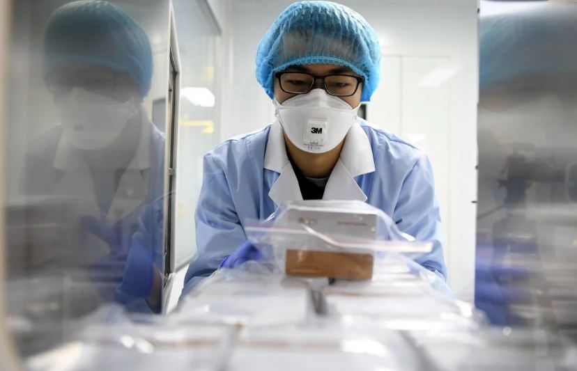 Sức khỏe - Chuyên gia Trung Quốc phát hiện virus corona đột biến và lây chéo trong một gia đình
