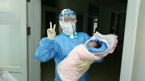 Sức khỏe - Điều trị thế nào đối với thai phụ dương tính với nCoV, virus corona có lây từ mẹ sang con không?