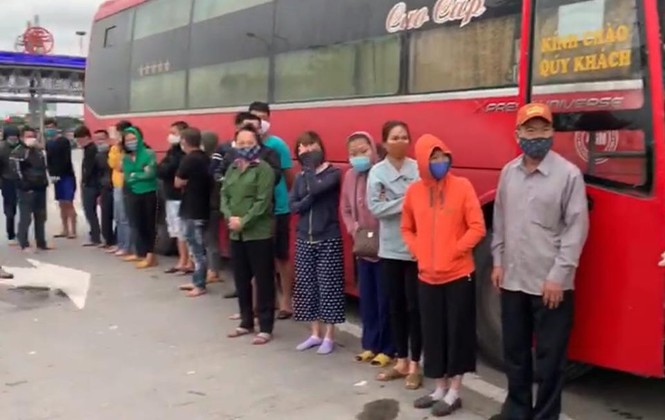 Tin nhanh - Bất chấp lệnh cấm, một xe khách chở 30 người từ TP.HCM ra Hà Nội