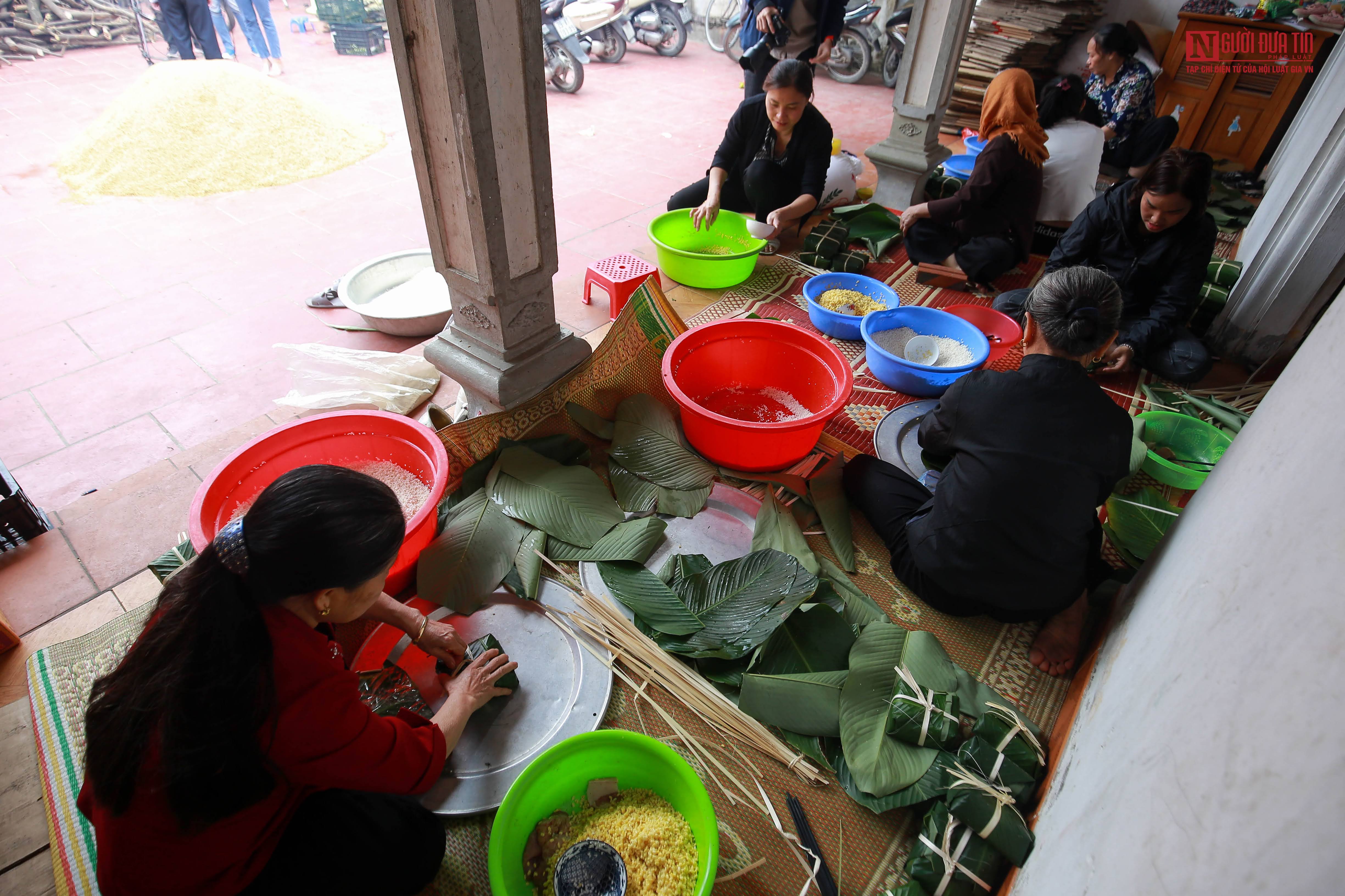 Dân sinh - Người dân Hà Nội gói hàng ngàn chiếc bánh chưng ủng hộ miền Trung (Hình 2).