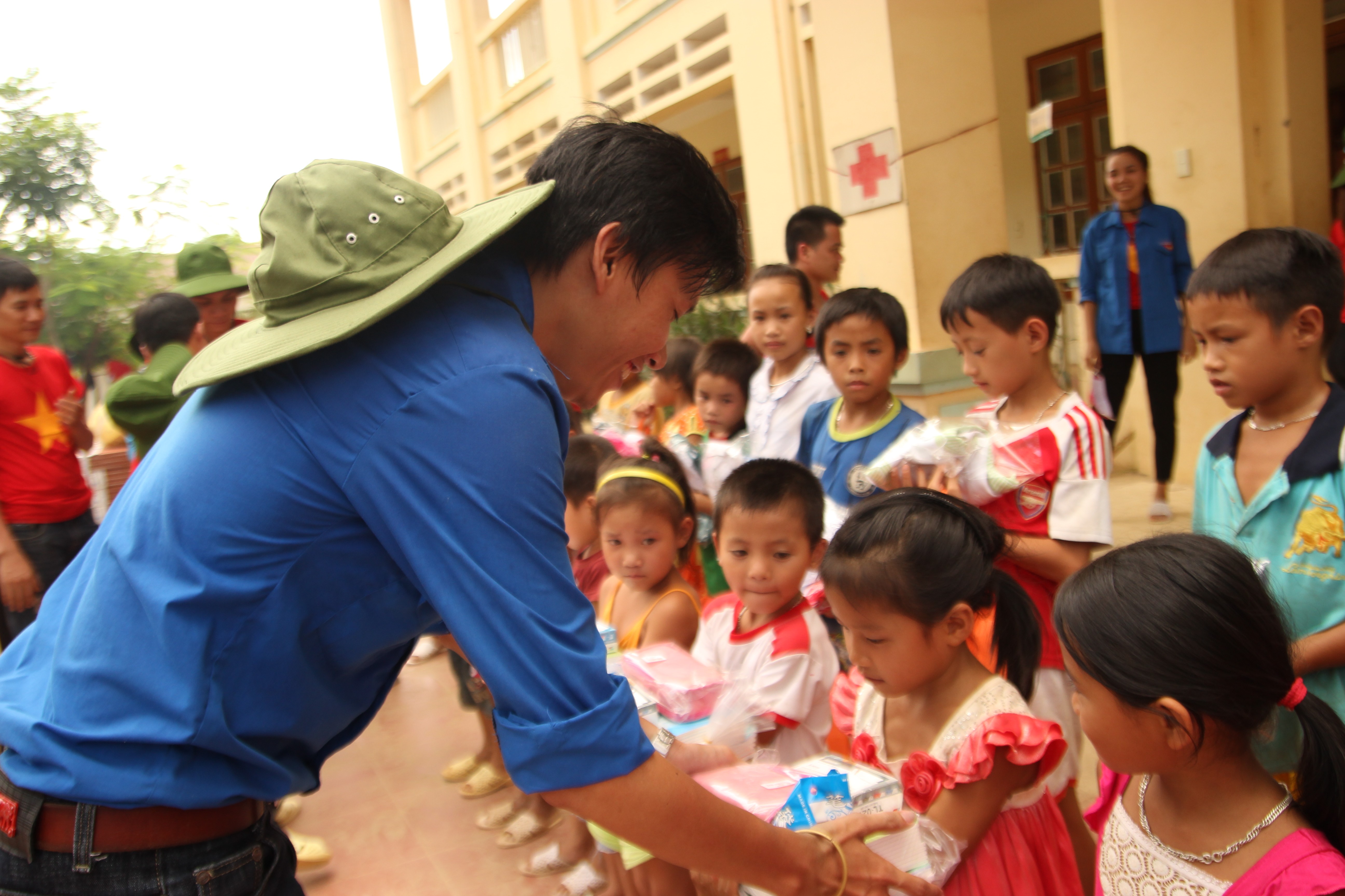 Xã hội - Màu xanh tình nguyện thắp lên hy vọng ở Mường La khi tất cả chỉ còn là sỏi đá (Hình 7).