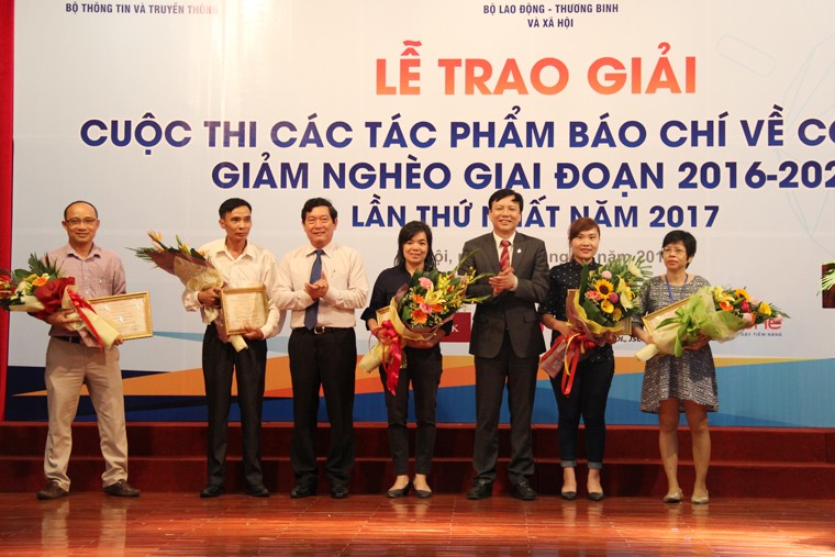 Xã hội - Trao giải cuộc thi Các tác phẩm báo chí về công tác giảm nghèo giai đoạn 2016-2020 (Hình 6).