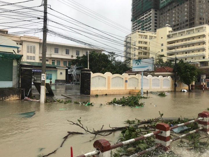 Chính trị - Phó Thủ tướng Trịnh Đình Dũng chỉ huy ứng phó bão số 12 (Hình 9).