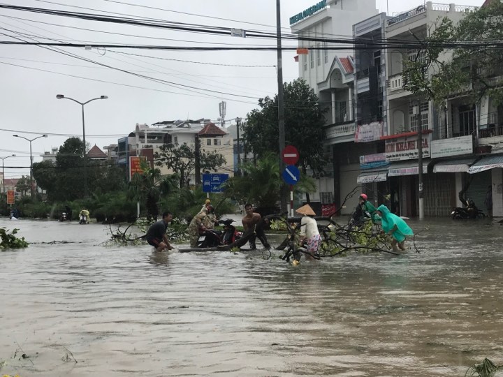 Chính trị - Phó Thủ tướng Trịnh Đình Dũng chỉ huy ứng phó bão số 12 (Hình 7).