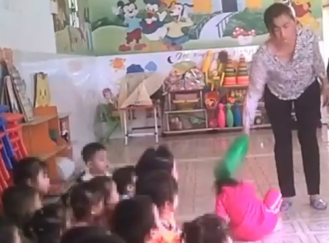 Xi nhan Trái Phải - Đánh, tát, đạp vào tương lai của đất nước là tội ác