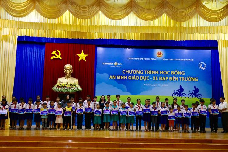 Tin nhanh - 200 học sinh An Giang nhận học bổng “An sinh giáo dục – Xe đạp đến trường” (Hình 2).