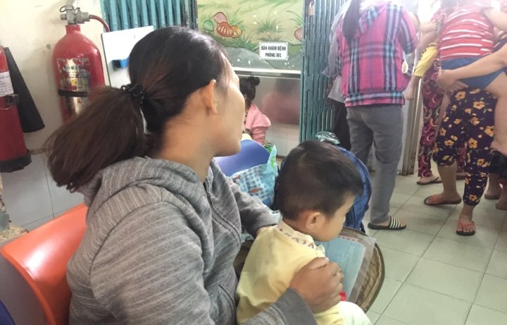 Tư vấn - Thời tiết miền Nam đột ngột lạnh, làm sao giữ ấm cho trẻ nhỏ?