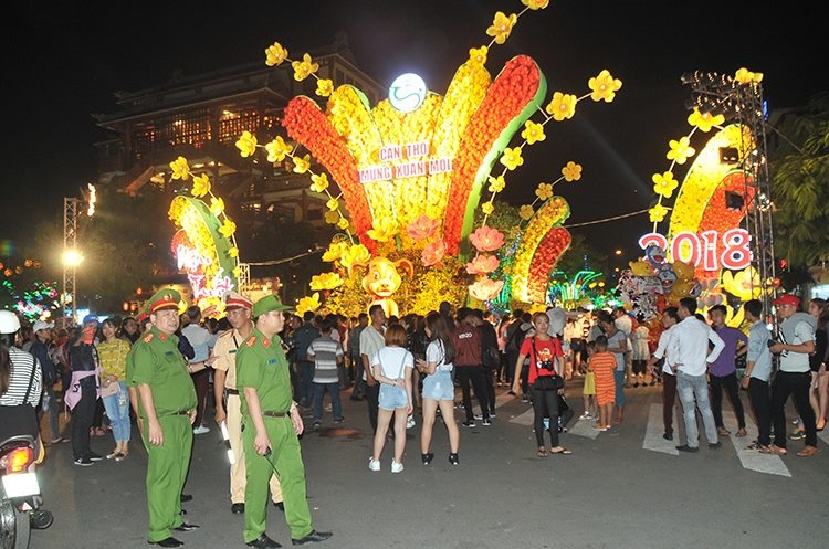 Xã hội - Mãn nhãn pháo hoa lung linh thời khắc giao thừa xuân Mậu Tuất (Hình 14).