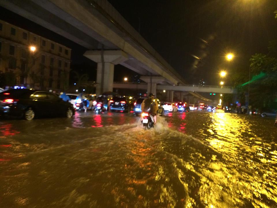 23h đêm, đường Hà Nội vẫn kẹt cứng vì mưa lớn  (Hình 2).