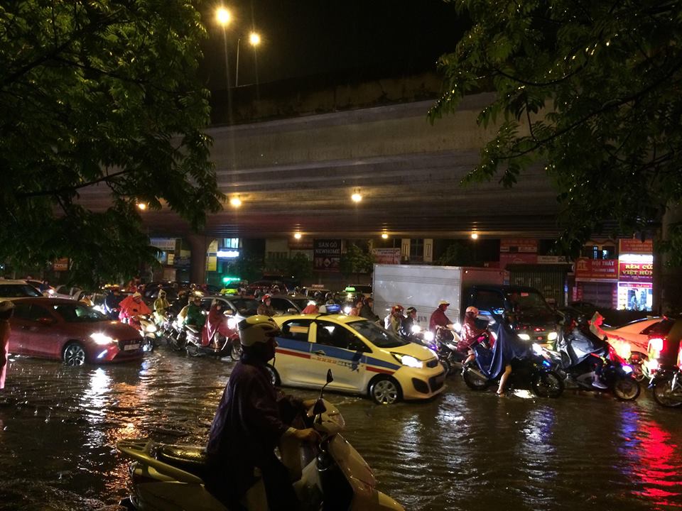 23h đêm, đường Hà Nội vẫn kẹt cứng vì mưa lớn  (Hình 7).