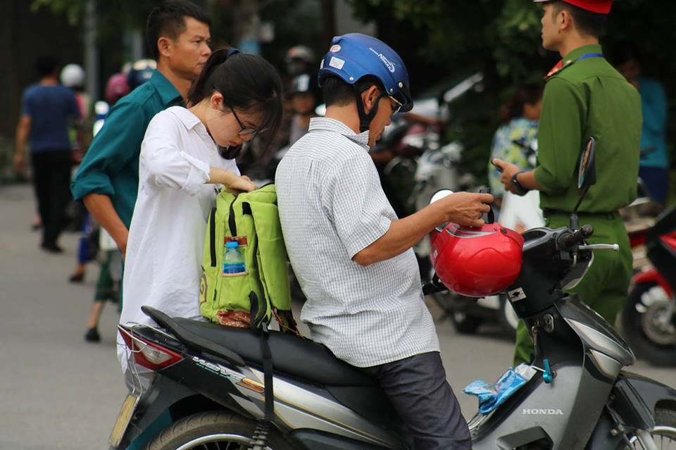 Thí sinh bắt đầu làm bài môn Ngữ văn (Hình 9).