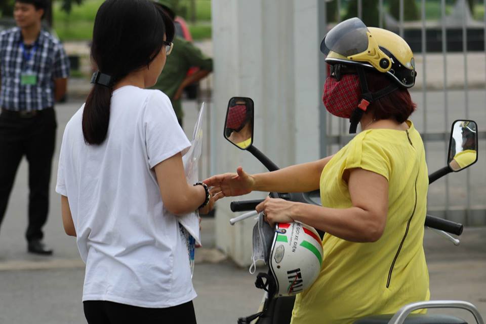 Thí sinh bắt đầu làm bài môn Ngữ văn (Hình 7).