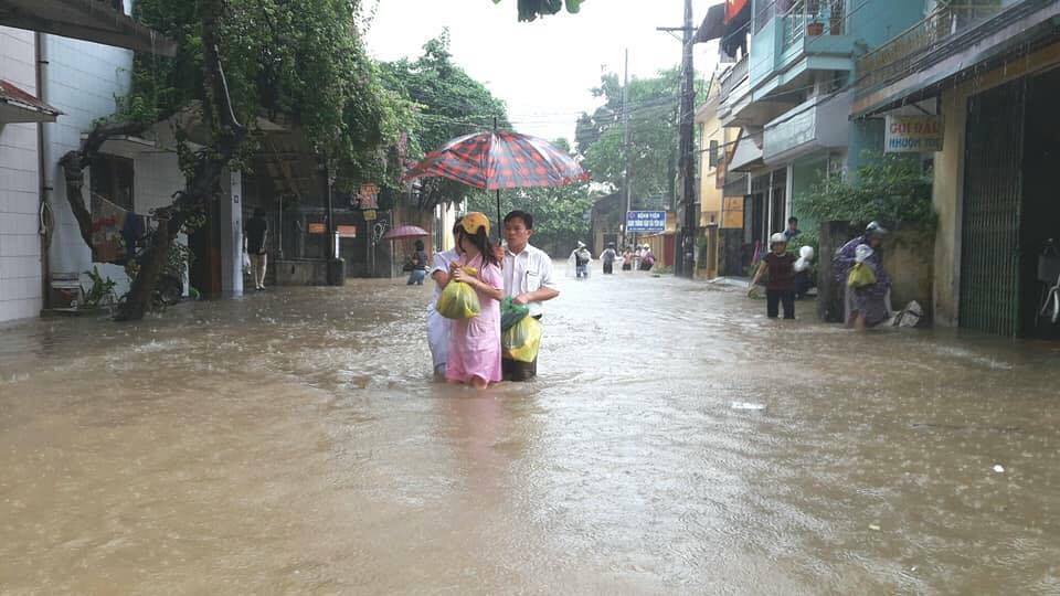 Tin nhanh - Chùm ảnh: TP.Yên Bái chìm trong biển nước  (Hình 15).