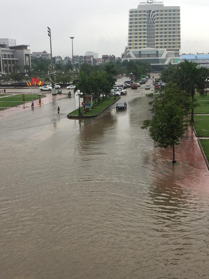 Dân sinh - Bắc Giang: Ô tô, xe máy 'bơi' trong lòng thành phố  (Hình 5).