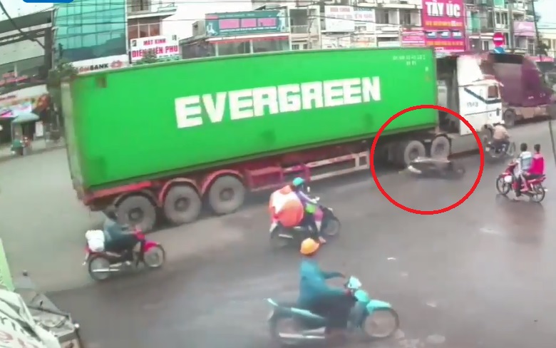 Video - Clip: Người đàn ông may mắn thoát chết khi bị container va trúng