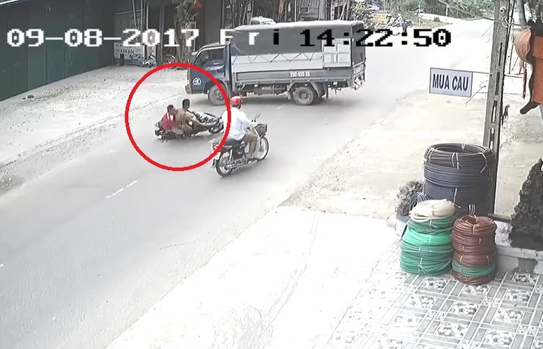 Video - Clip: Không làm chủ tốc độ, hai thanh niên lao thẳng vào xe tải