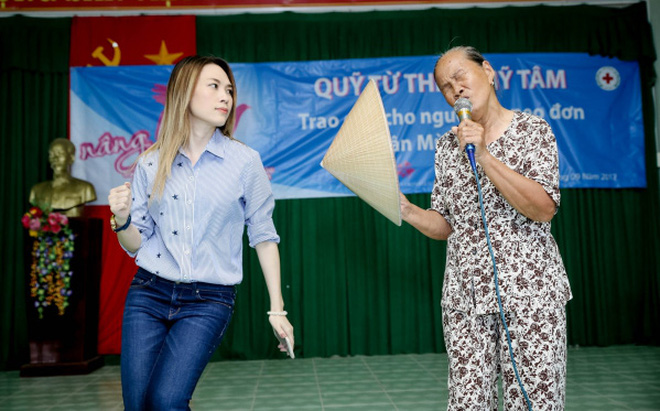 Video - Clip: Mỹ Tâm nhảy phụ họa cho cụ bà hát 'Tôi là tôi' gây sốt dân mạng
