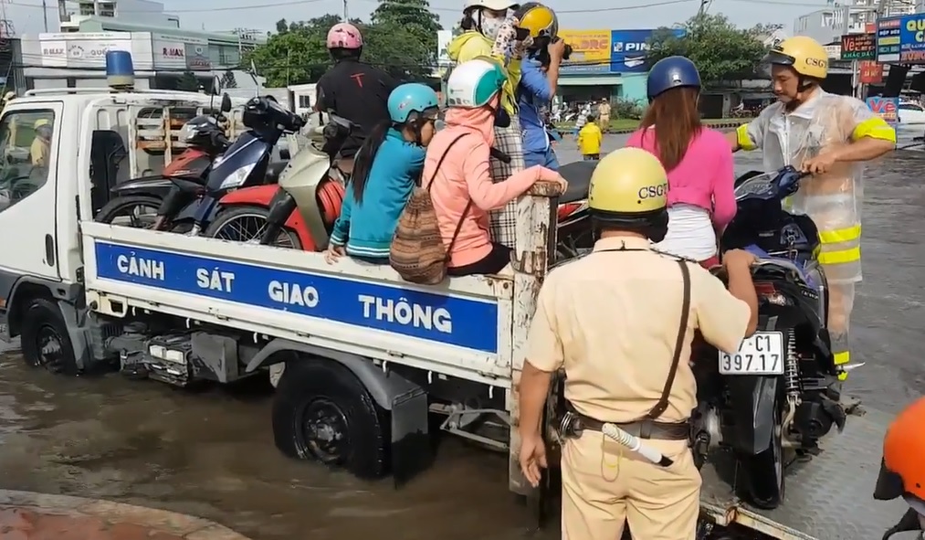 Video - Clip: Vòng xoay An Lạc ngập nước và hành động đẹp của CSGT