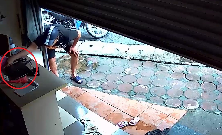 Video - Clip: Chủ nhà sơ hở bị trộm 'cuỗm' laptop ngay trước cửa 